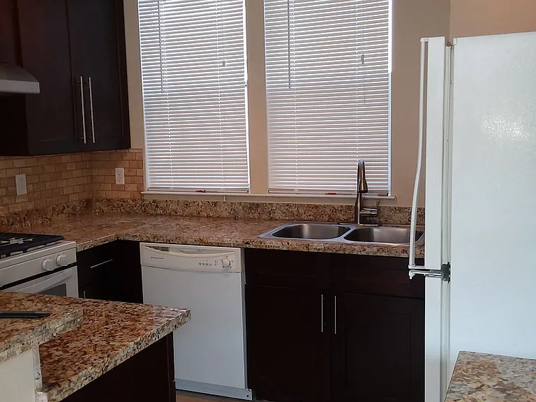 140 Walti St — Photo 2