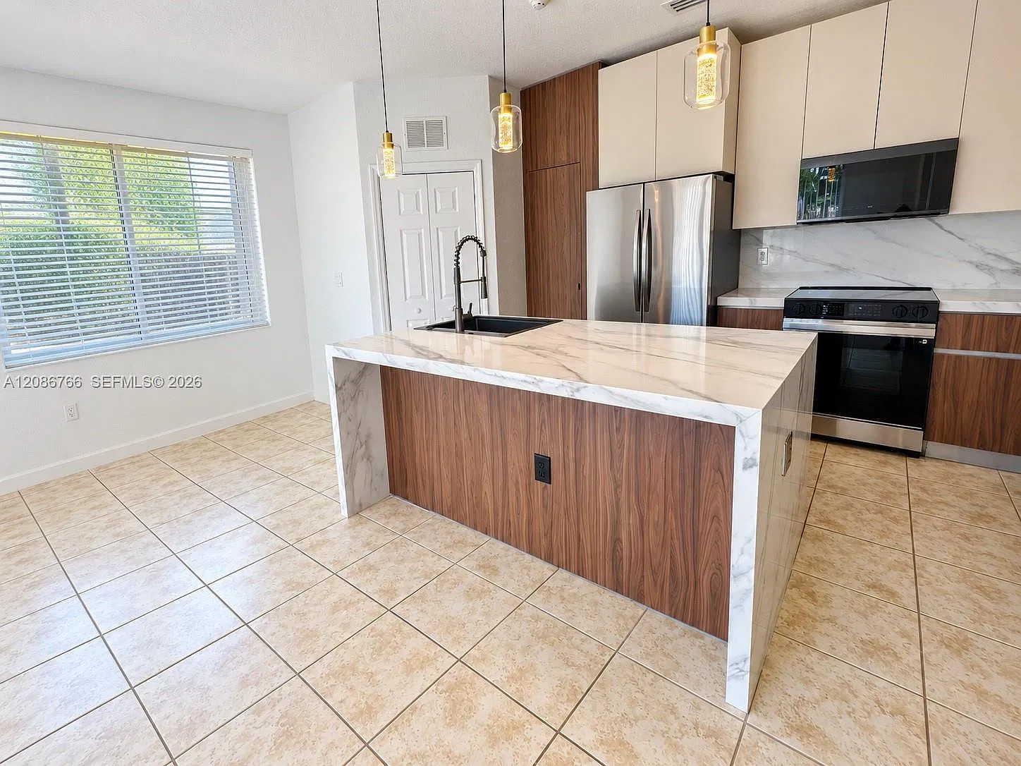4 bed, 2.5 bath, 2217 sqft, $4,350 — Photo 4
