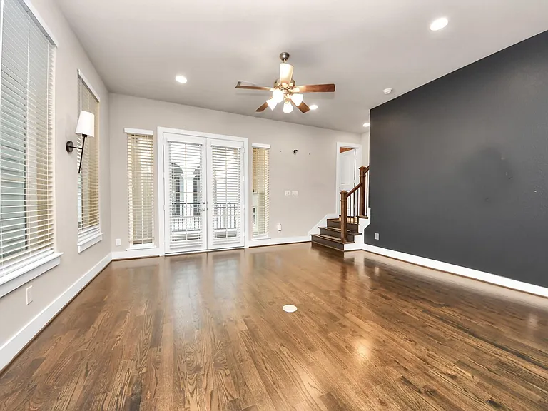 2704 Freund St — Photo 13