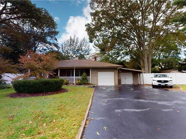 34 Dogwood Ln, Patchogue, NY 11772