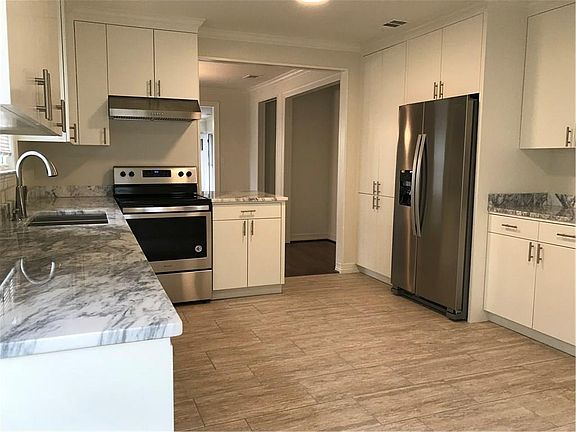 5th image of 305 NE 10th St