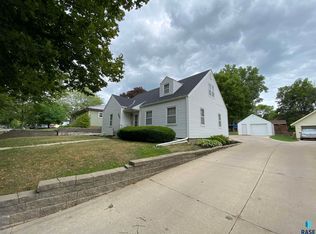 421 3rd St NE, Faribault, MN 55021