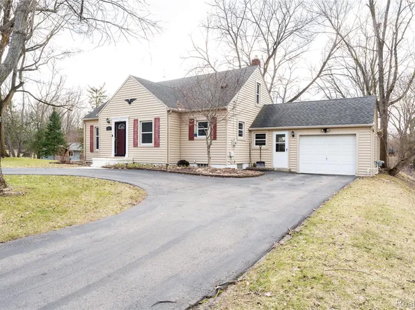 723 Globe Rd, Waterford, MI 48328