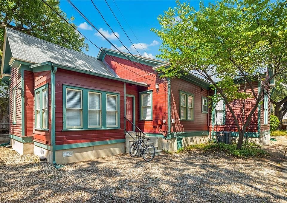 1st image of 209 E 31st St