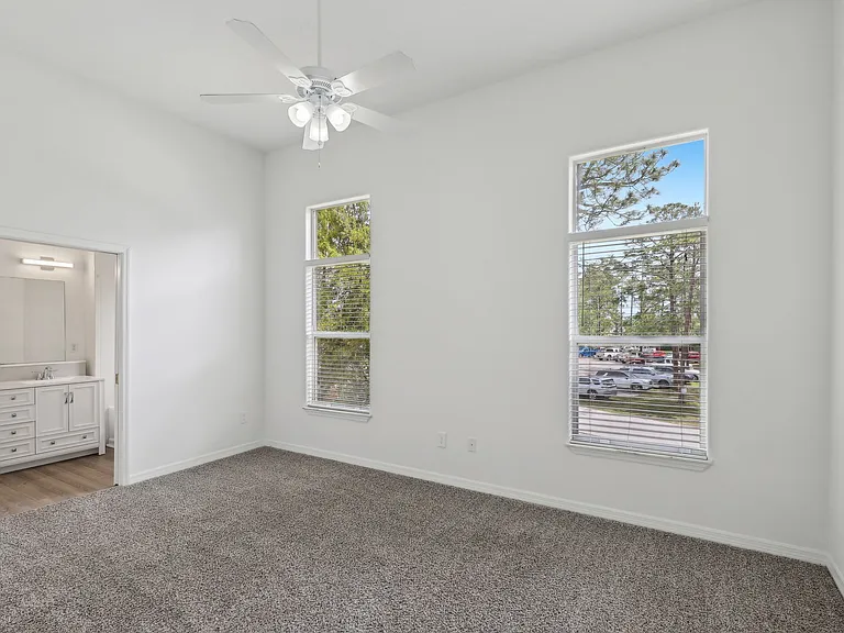 Devon Circle Apartments — Photo 32
