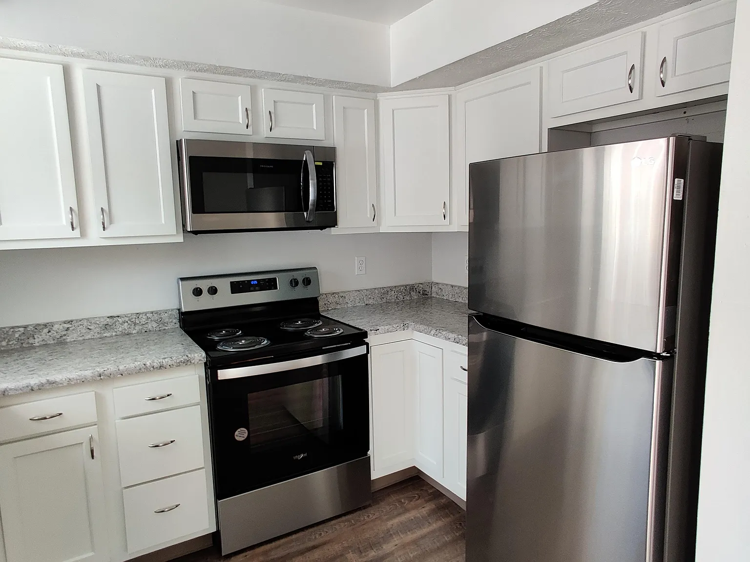 2 bed, 1.5 bath, 1056 sqft, $1,400 — Photo 2