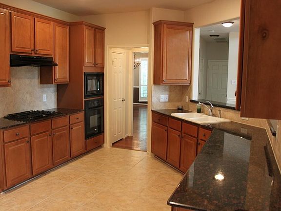 Kitchen w/breakfast bar