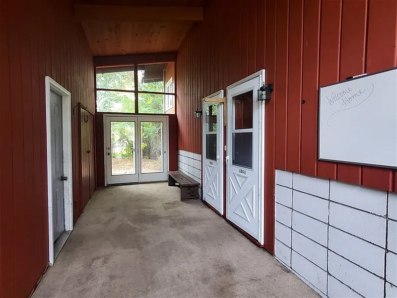 4 bed, 2.0 bath, 2200 sqft, $2,100 — Photo 2