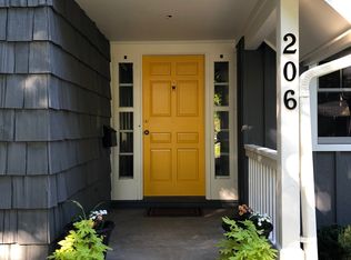 206 Country Club Pl, Geneva, IL 60134