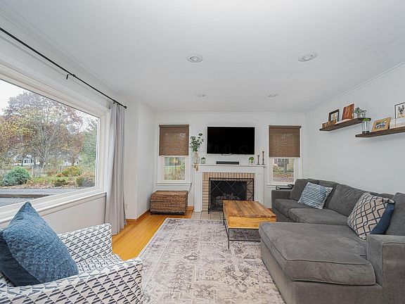 3rd image of 439 Canyon Dr S