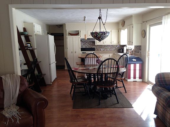 2nd image of 1023 Harvester St SE