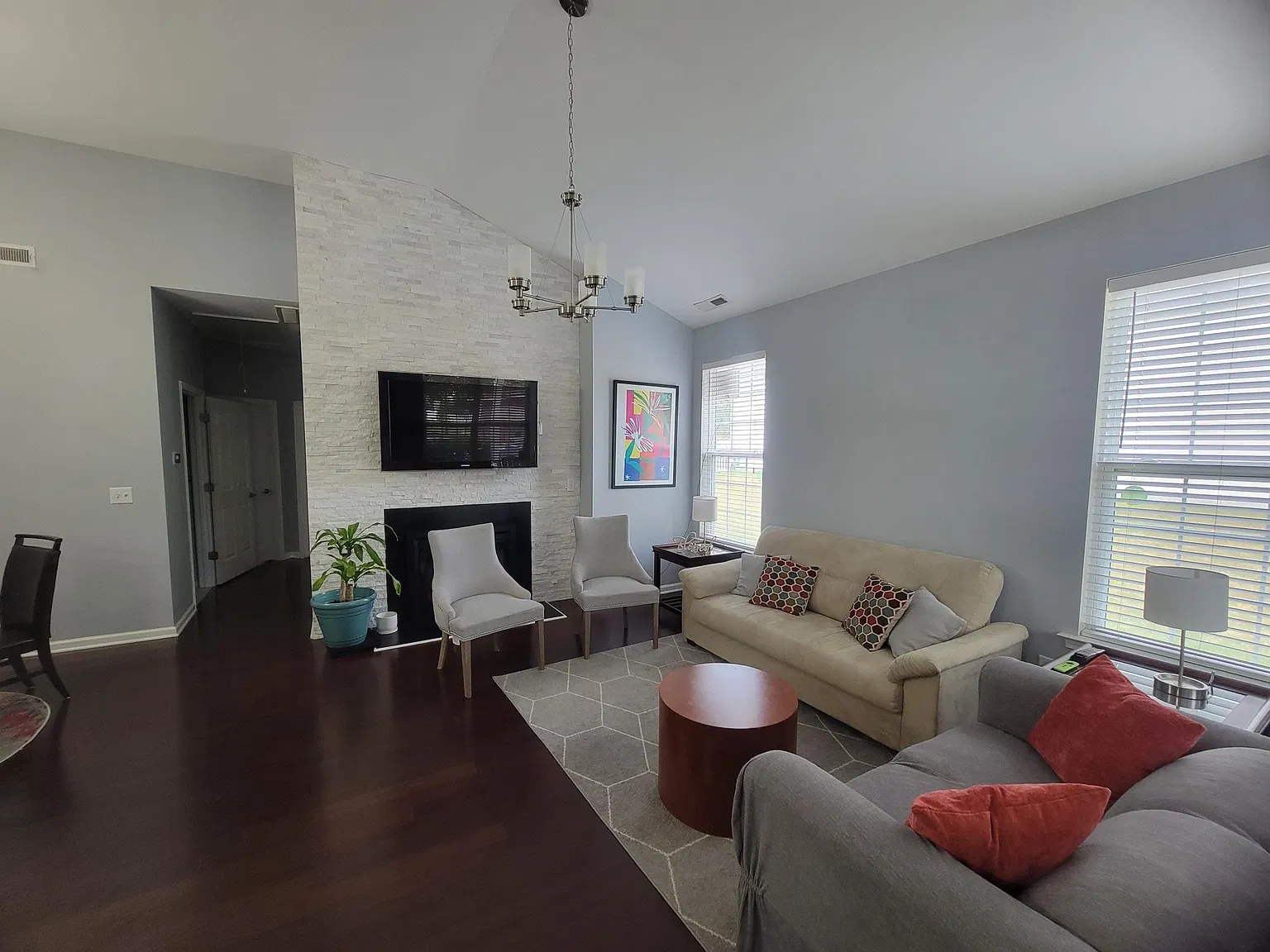 2 bed, 1040 sqft, $1,750 — Photo 2