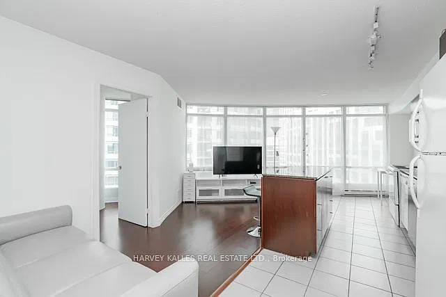 361 Front St W — Photo 3