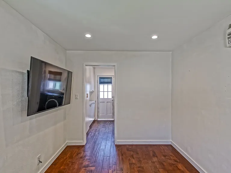 2621 Mathews Ave — Photo 40