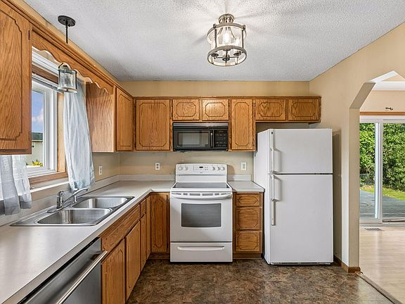 5th image of 12158 Tulip St NW