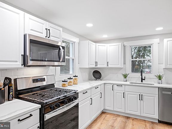 5th image of 448 Forest Dr