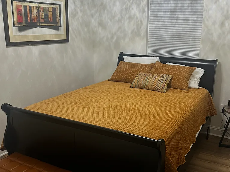 tv in room queen bed