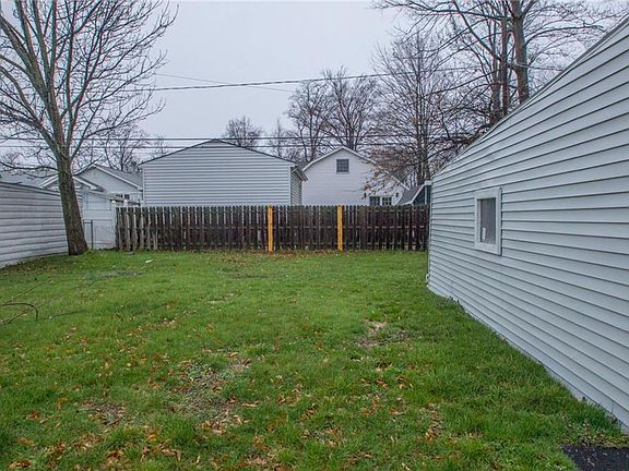 3rd image of 1120 Orchard Heights Dr