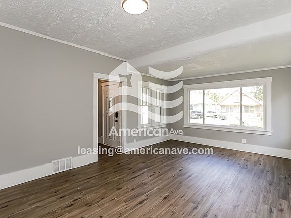 1392278_004_wm_-_living_room_13193107.jpg