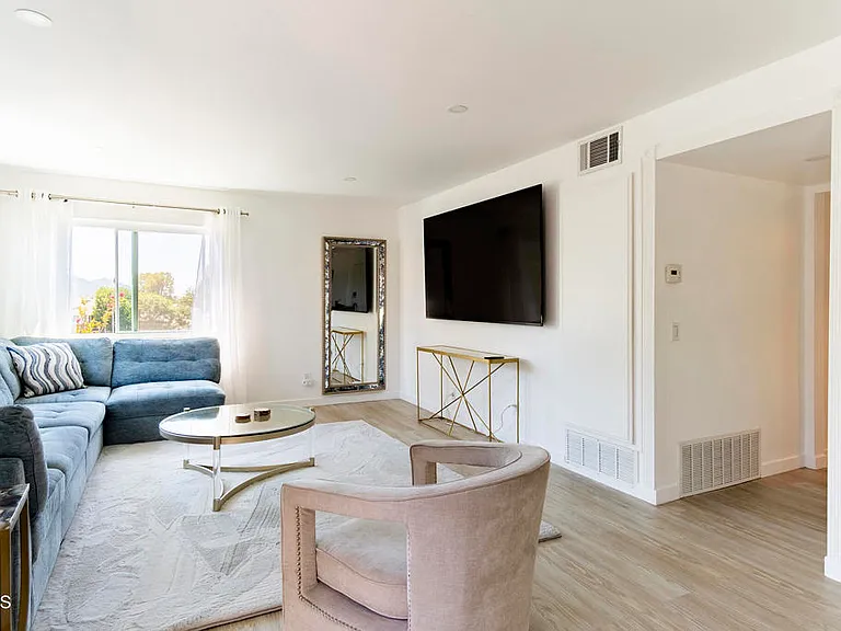 1340 E Hillcrest Dr #6 — Photo 2