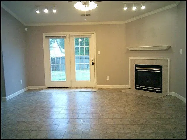 3 bed, 2.0 bath, 1381 sqft, $1,525 — Photo 3