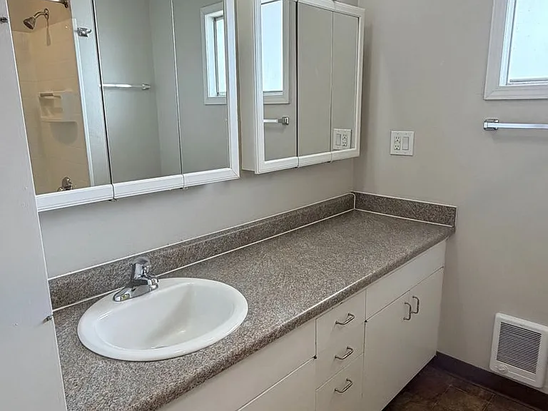 211 N Delaware Ave — Photo 29