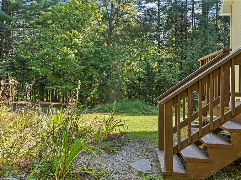 1672 Sweet Hollow Rd — Photo 8
