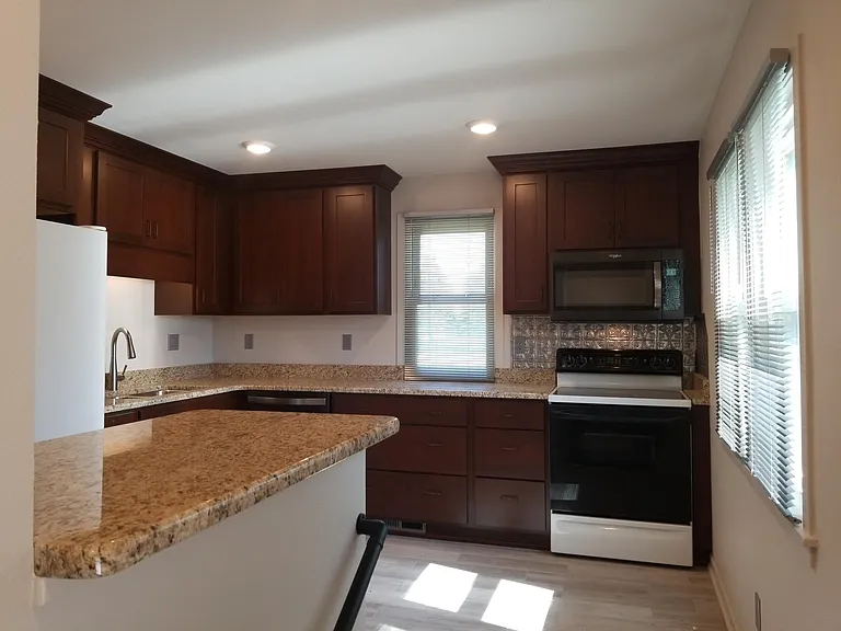 130 S Teller Ave — Photo 4