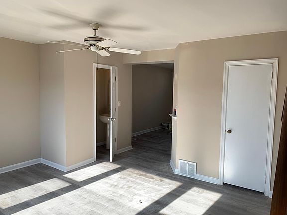 3rd image of 5835 Oxford Ave