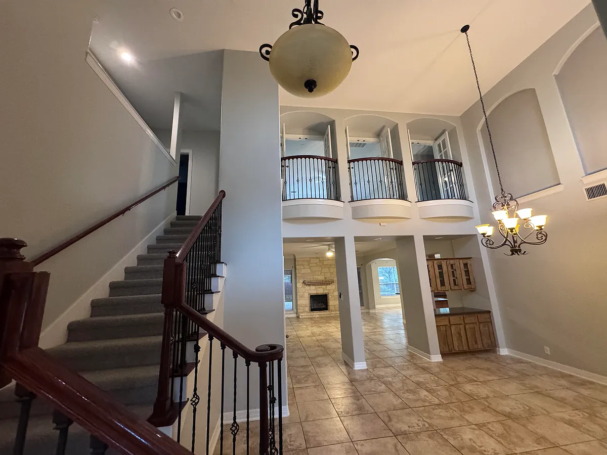 Large open foyer with juliet balconies - 523 Sand Ash Trl