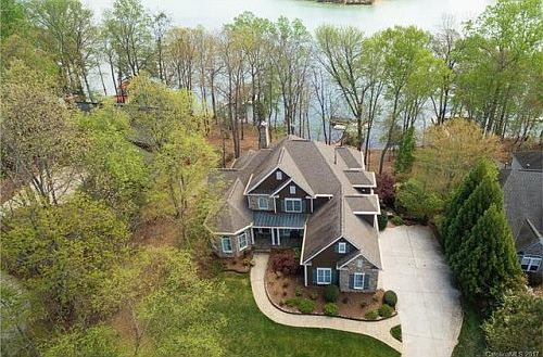 3rd image of 213 Whiterock Dr