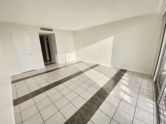 4th image of 2016 Main St APT 1612