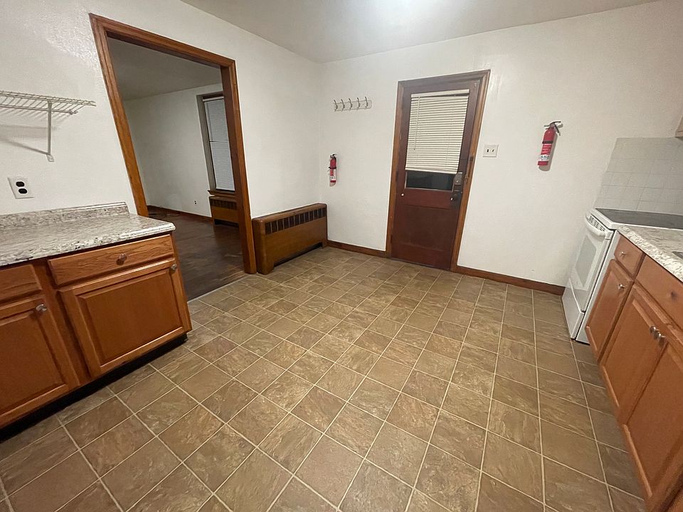 Kitchen (View 2)