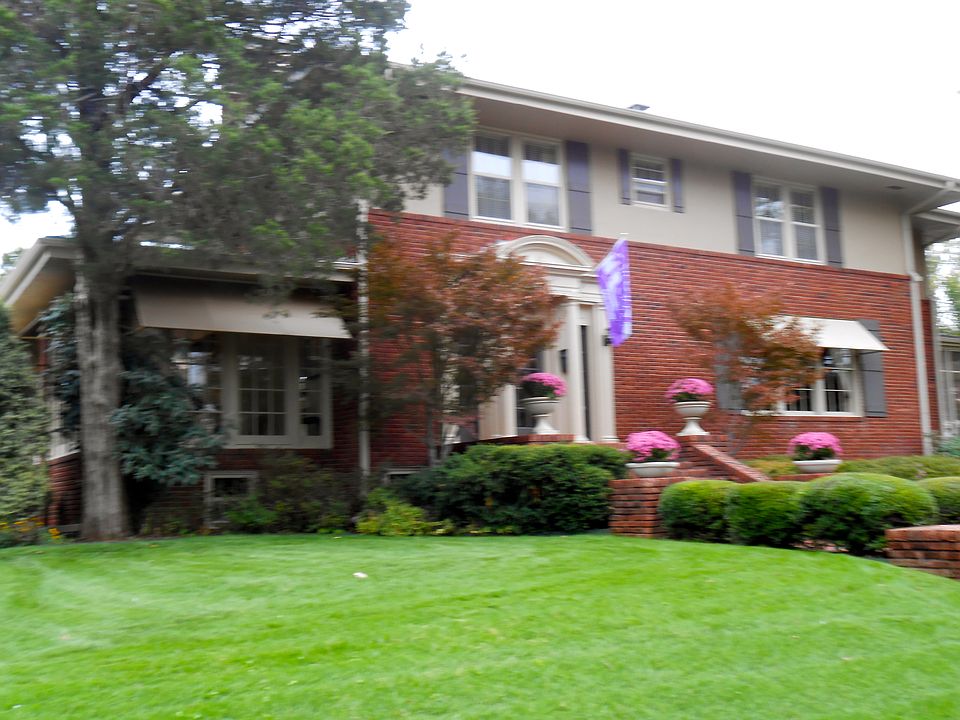 2nd image of 301 E 20th St