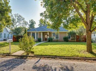 702 Burleson St, Smithville, TX 78957
