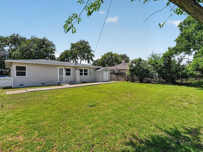 1737 Jacaranda Pl — Photo 19