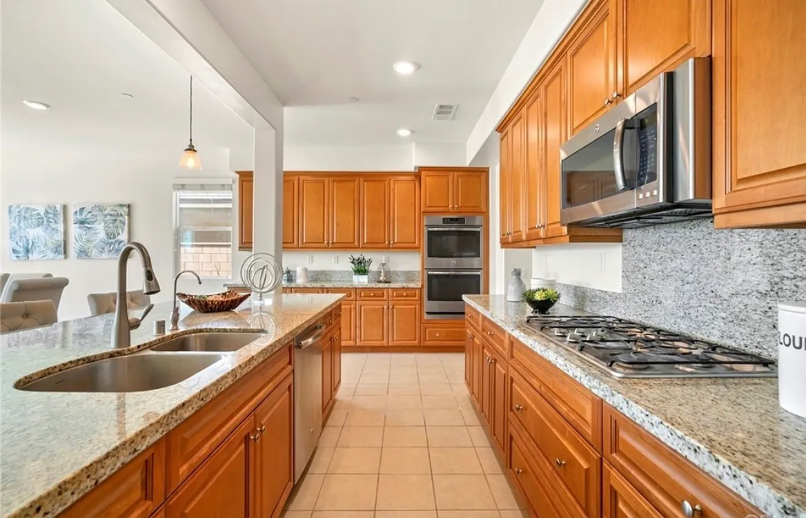 6 bed, 4399 sqft, $999 — Photo 1