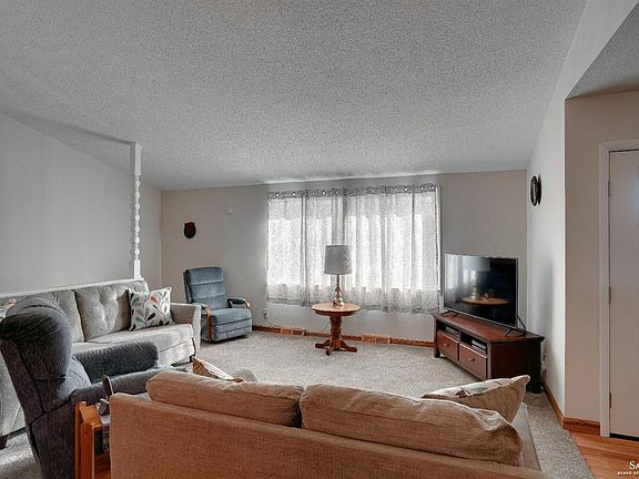 4th image of 802 Rainbow Dr