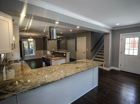 5th image of 916 Beach Ave