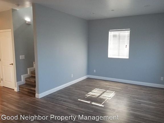 4th image of 718 1/2 W 85th St