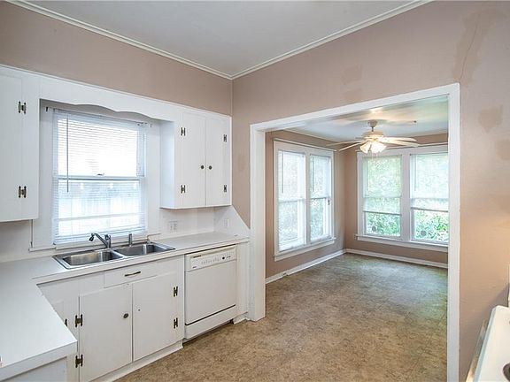 5th image of 634 Merrick St