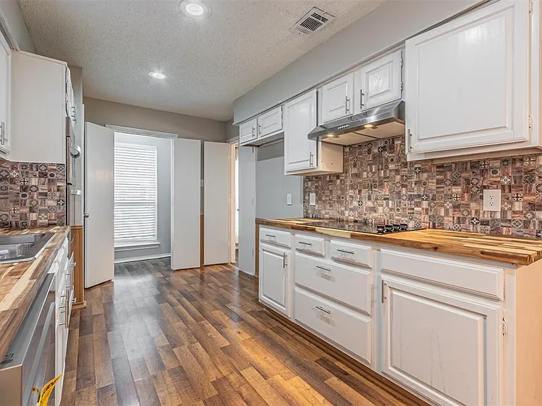 2801 Cambridgeshire Dr — Photo 11