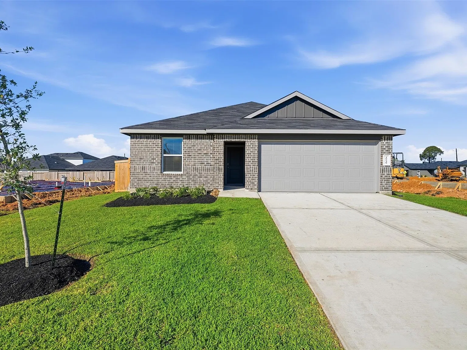 5 bed, 2.0 bath, 1818 sqft, $2,050 — Photo 1