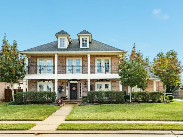 204 Arrowhead Dr, Lake Jackson, TX 77566