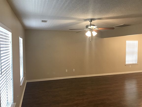 3rd image of 109 Hunters Wood Dr