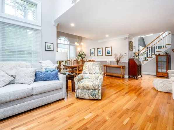 38 Gold Leaf Ln, Mashpee, MA 02649