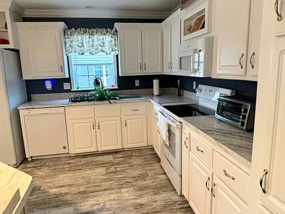 3rd image of 14336 Cortland Dr #10