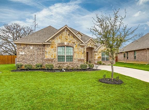 2nd image of 1136 Sapphire Ln