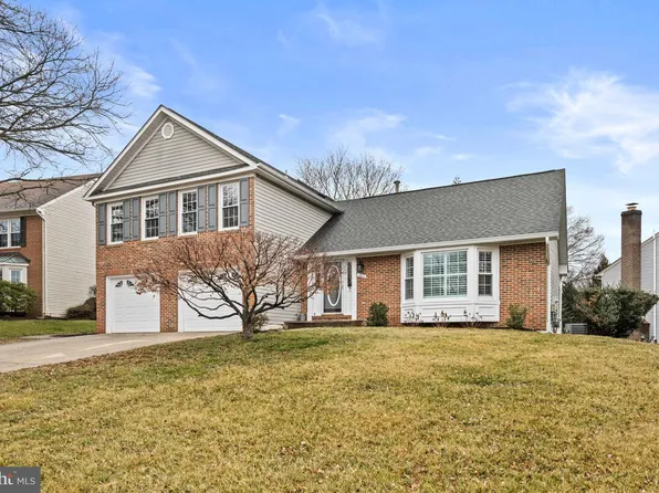 5200 Honeysuckle Ct, Centreville, VA 20120