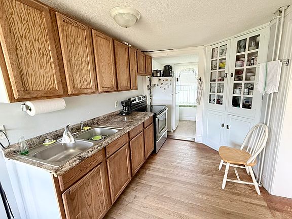5th image of 1075 Cook St